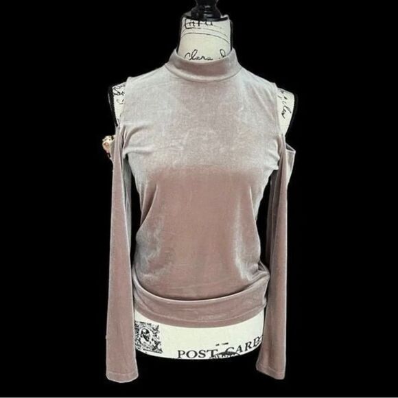 Aeropostale
Velvet Top with Cold Shoulder Sleeves M - Picture 2 of 4